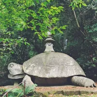 Ena od bolje ohranjenih skulptur - želva, ki nosi boginjo zmage 
Nike.