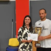 Zmagovalni pokal je za Vitomarce od članice uprave Bronxa 
Katarine Zoleve prejel kapetan - sicer pa lanski član ekipe  s Škofij,  
Rok Grželj.