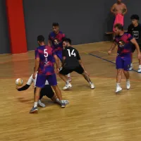 Prvi polfinale med ekipama Folpo Koper (roza vijolični, na 
posnetku od leve Tilen Kamenčić, Tilen Cupin in Žiga Knežević 
Mrak) in Pordenonom (črni) je bil finale pred finalom. Gostje so 
prav v tej akciji malo pred iztekom igralnega časa izenačili in po 
kazenskih strelih tekmo dobili. 