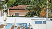 Dvonadstropna vila z bazenom v središču Portoroža je po oceni geodetske uprave (Gurs) skupaj z zemljiščem vredna skoraj 1,2 milijona evrov. 