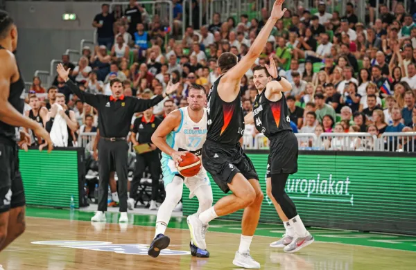 Luka Dončić je bil v petek najboljši slovenski strelec. Levo novi nemški selektor Alex Mumbru.