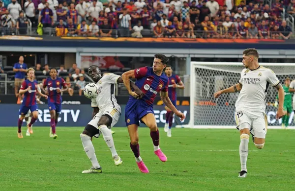 Ligaška obračuna Real Madrida in Barcelone bosta 26. oktobra na 
stadionu Santiago Bernabeu in 10. maja v Barceloni. 
