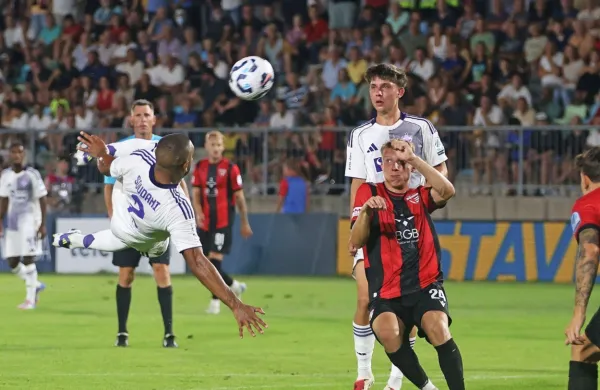 Alžirec v vrstah Maribora Hilal Soudani (v ospredju, levo) je v Ajdovščini poskrbel tudi za nekaj 
atraktivnih vložkov.  