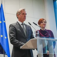 

Svet za radiodifuzijo je že leta 2022 pozval ministrstvo za kulturo 
k ukrepanju. Ko je vlada sprejela seznam dogodkov za televizijski 
prenos, pa se je začelo zapletati. 