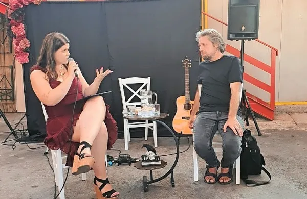 V galeriji ArTina so v nedeljo odprli razstavo Miklavža Komelja (na 
fotografiji  s Tino Saražin).