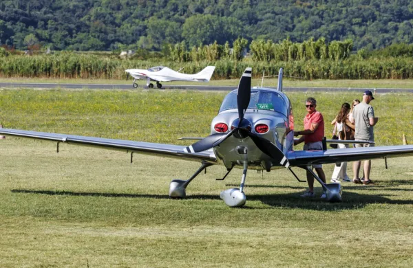 Na letališču pristajajo predvsem zasebna, poslovna in športna 
letala ter helikopterji. 