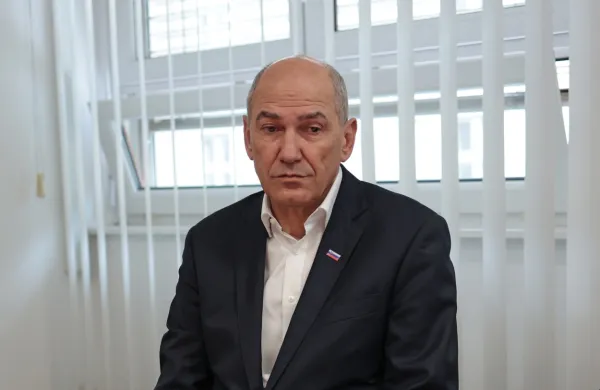 Janez Janša po obsodbi zaradi  tvita, žaljivega do novinarke 
Eugenije Carl, išče pravico tudi na Evropskem sodišču za človekove pravice.