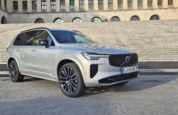 Volvo XC90 ostaja trdno v ponudbi švedskega proizvajalca. Zdaj je ta na voljo tudi v popolnoma električni verziji.

