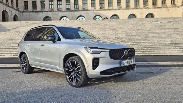 Volvo XC90 ostaja trdno v ponudbi švedskega proizvajalca. Zdaj je ta na voljo tudi v popolnoma električni verziji.

