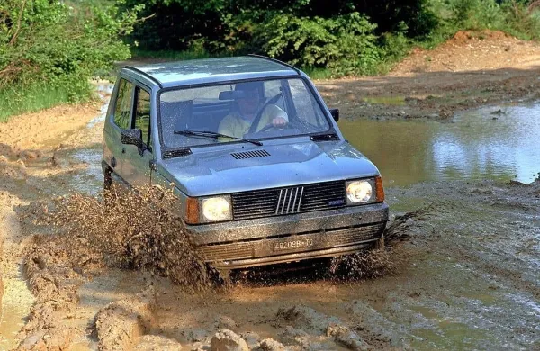 Izjemno priljubljena je bila tudi različica 4x4, ki je danes precej 
iskan na trgu rabljenih avtomobilov.