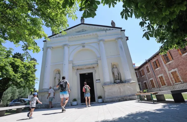 Cerkev Marijinega prikazanja v Strunjanu bo danes ena najbolj 
obljudenih primorskih cerkva.