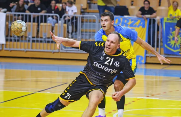 Tine Poklar bo po igranju za Gorenje v novi sezoni spet nosil 
rumeno-modri dres.