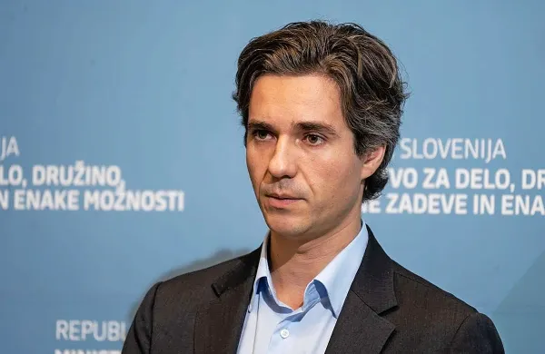 Ministrstvo za delo družino in enake možnosti, ki ga vodi Luka 
Mesec, je podrobnejšo opredelitev izvajanja pravice do doklopa 
prepustilo delodajalcem. 