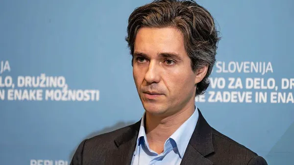 Ministrstvo za delo družino in enake možnosti, ki ga vodi Luka 
Mesec, je podrobnejšo opredelitev izvajanja pravice do doklopa 
prepustilo delodajalcem. 
