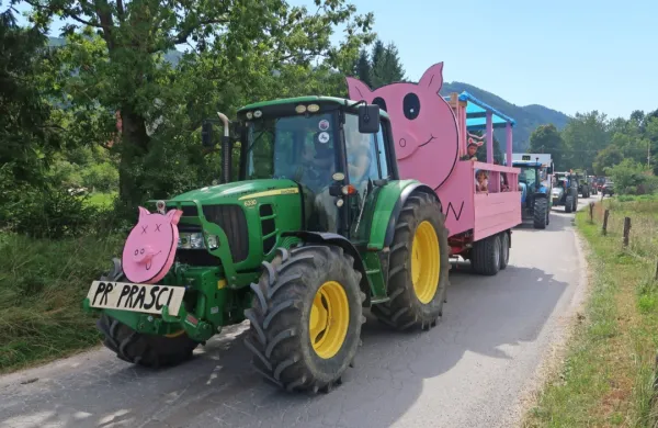 Na  “traktor zboru” v Zadlogu je 107 traktorjev z domiselno urejenimi 
prikolicami v dveh urah obkrožilo zadloški del črnovrške planote.


