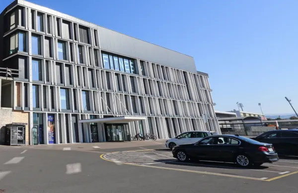 Lažni invalid in njegova pomočnica nadlegovala mimoidoče v Kopru