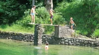 Čeprav edino, je kopališče Lajšt privlačno za obiskovalce več 
občin. Žal se zaradi dragega parkiranja in zmede v informiranju 
idrijskega turizma težko dokopljejo do informacij, kako do njega. 