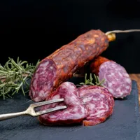 Tudi  z izdelki, kot so   salame, suho meso, klobase in  hrenovke, zaužijemo veliko soli.