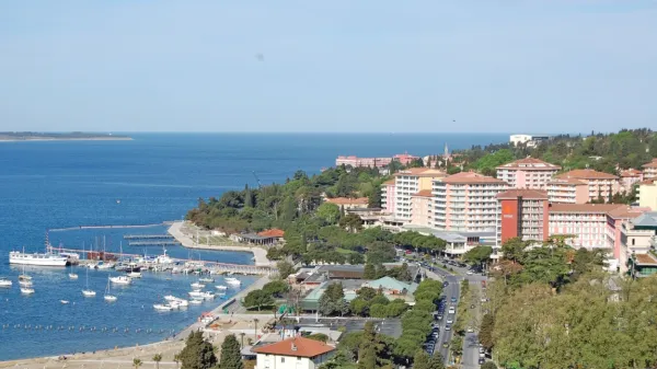 Eden izmed kupcev je želel v Portorožu  hišo v prvi vrsti ob morju 
in še z velikim zemljiščem, tega pa v Portorožu enostavno ni.