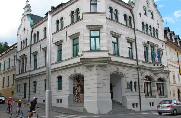    Po drugi svetovni vojni so uro, verjetno zaradi poškodovanosti, 
odstranili s stolpiča.