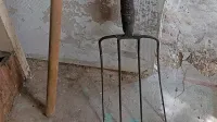 Aleš Krebelj naj bi se junija lani nad Davida R. spravil s pestmi, 
lesenim kolom in celo vilami.