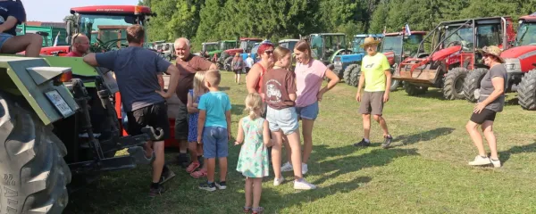 Na šestem traktor zboru, ki je nastal po vzoru starejših v Trebuši in 
Dutovljah, so organizatorji - društvo Trma - že drugič pozdravili 
preko sto - 107 - traktorjev.