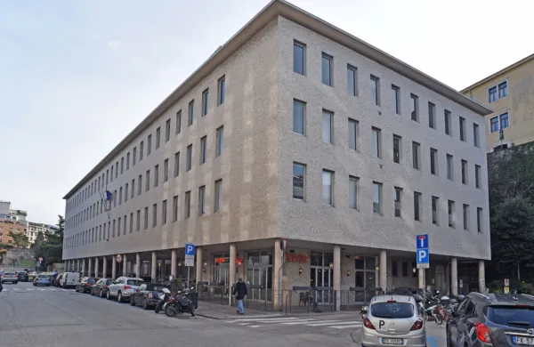 Znan je storilec oziroma storilka, ki je pred približno dvema 
tednoma dvakrat prilepil/a plakat z žaljivimi napisi pred vhodom 
Generalnega konzulata Republike Slovenije v Trstu.