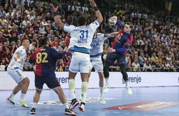 Domen Makuc (z žogo) bo v letošnji sezoni še branil barve 
Barcelone, potem pa se seli v Nemčijo. 