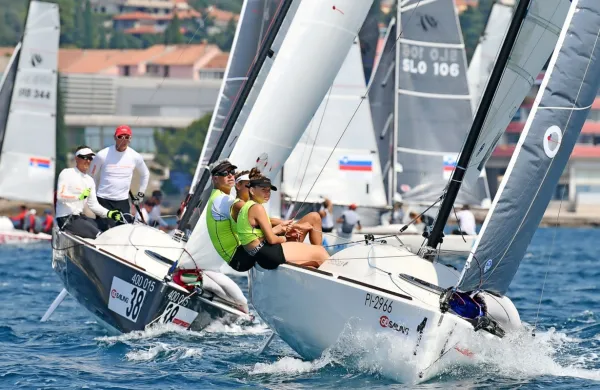 Jadrnice BENETEAU First 18 SE slovijo kot sodobne, lahke in 
izjemno hitre športne jadrnice.