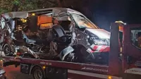 Od udarca v kamniti zid je s kombija sežanskega podjetja odtrgalo 
desno stran.