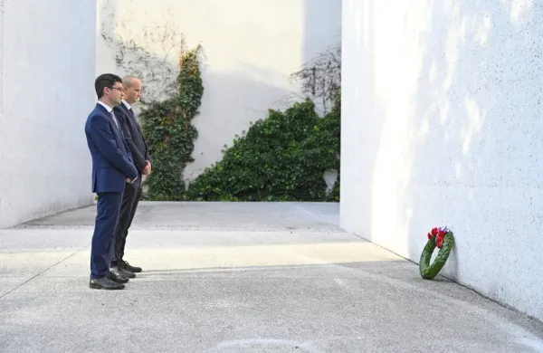 Udeleženci petkove slovesnosti v organizaciji Študijskega centra 
za narodno spravo so pred mašo položili vence pred spomenikom 
žrtvam vseh vojn na Kongresnem trgu in tudi pred ameriškim 
veleposlaništvom v Ljubljani.