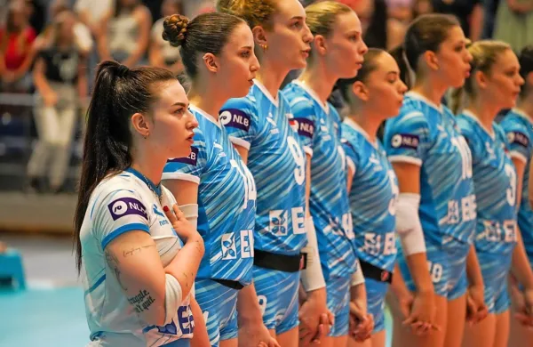 Slovenke so kljub porazu osvojile prvo točko na SP, s čimer še 
ohranjajo možnosti za napredovanje v osmino finala.