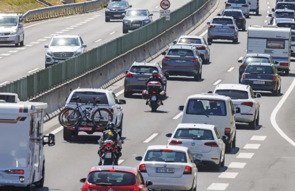Na cestah ponekod tudi danes zastoji