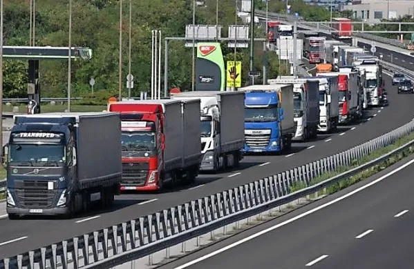 Pri Fernetičih tudi danes vztrajajo kolone tovornjakov. 