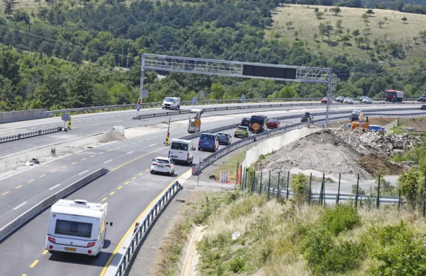 Po sodbi vrhovnega sodišča, da pri očitnih napakah ob nakupu 
elektronskih vinjet ne gre za prekršek, na Darsu voznikom ne bodo 
več izrekali glob ali opominov, temveč bodo postopke ustavili.