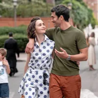 Prvi vpogled v peto sezono mednarodno  uspešne serije Emily v 
Parizu: Lily Collins nastopa v vlogi Emily, Eugenio Franceschini je 
Marcello.  