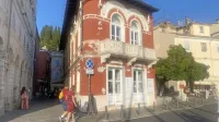 Fasada stavbe, v kateri je Galerija Hermana Pečariča, nujno  
potrebuje prenovo. 