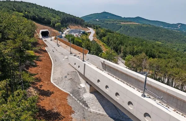 Glavna gradbena dela na odseku med Črnim Kalom in Koprom so 
končali julija.