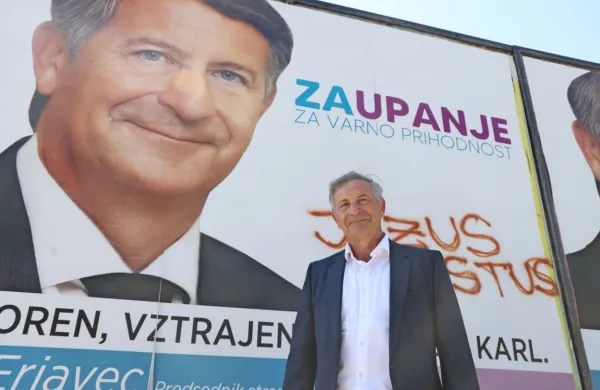 S plakatov Karl Erjavec pozdravlja kot “odporen, vztrajen, teflonski Karl”. Nekateri plakati stranke so že poškodovani.