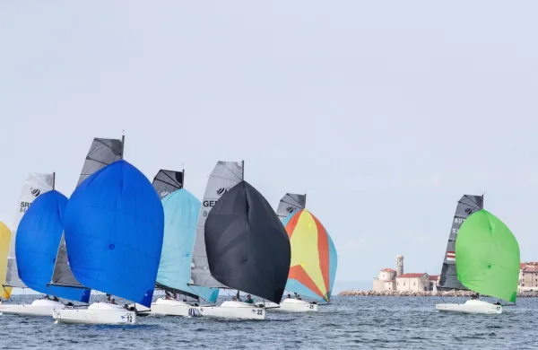  Jadrnice Beneteau First 18 SE pred Piranom
