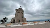 V 3. fazi zunanje ureditve in prizidave Pomnika miru so med 
drugim  zgradili oporne zidove in uredili zunanja stopnišča z 
brežinami ter tlakovali južno elipso ob objektu s klančinama. 