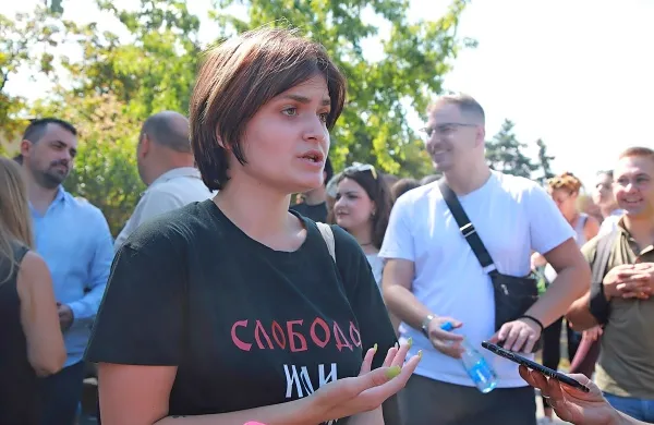 

Študentka Nikolina Sinđelić, ki jo je policijski komandant pretepel 
in ji grozil s posilstvom, je svojo aretacijo delila z javnostjo. 