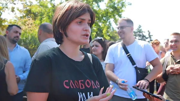 

Študentka Nikolina Sinđelić, ki jo je policijski komandant pretepel 
in ji grozil s posilstvom, je svojo aretacijo delila z javnostjo. 