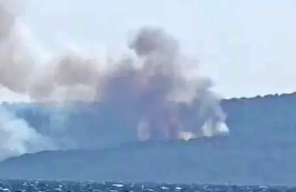  Gozdni požar, ki je v ponedeljek popoldne izbruhnil na otoku 
Šolta, je pod nadzorom. 