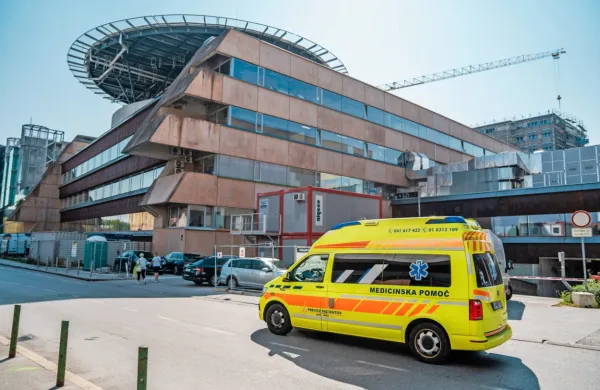 Na društvu Srebrna nit spremljajo zgodbe starejših, ki so na 
obravnavo na urgenci UKC Ljubljana čakali tudi več kot deset ur, 
diagnozo in terapijo pa naj bi prejeli kar na hodniku.