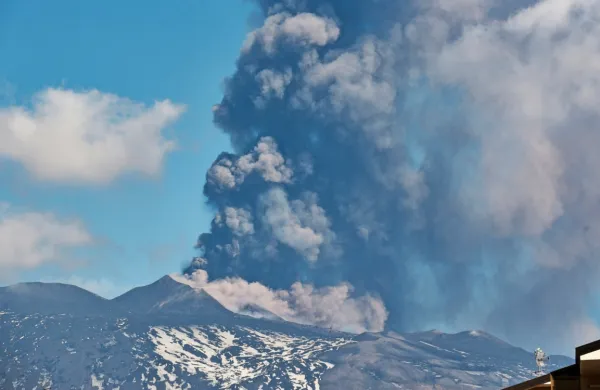 Etna je največji aktivni ognjenik v Evropi,  izbruhne večkrat 
letno.  