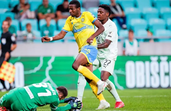 Ahmed Sidibe (v sredini)