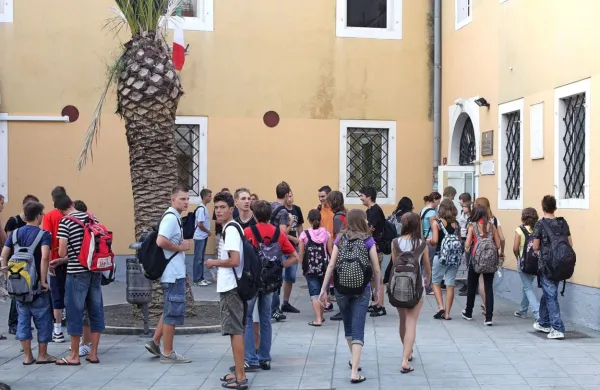 Čez slab teden se bodo dijaki vrnili v šolske klopi.