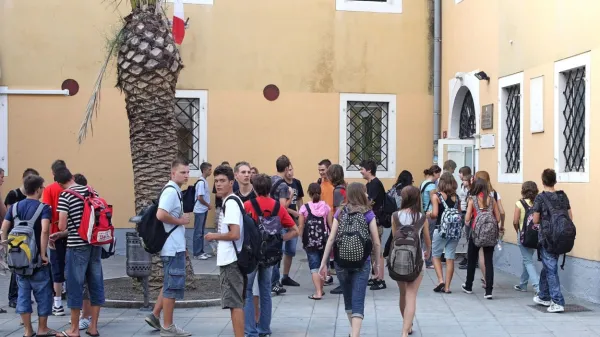 Čez slab teden se bodo dijaki vrnili v šolske klopi.