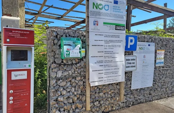 Na parkiri&scaron;ču Notranjskega muzeja nov defibrilator